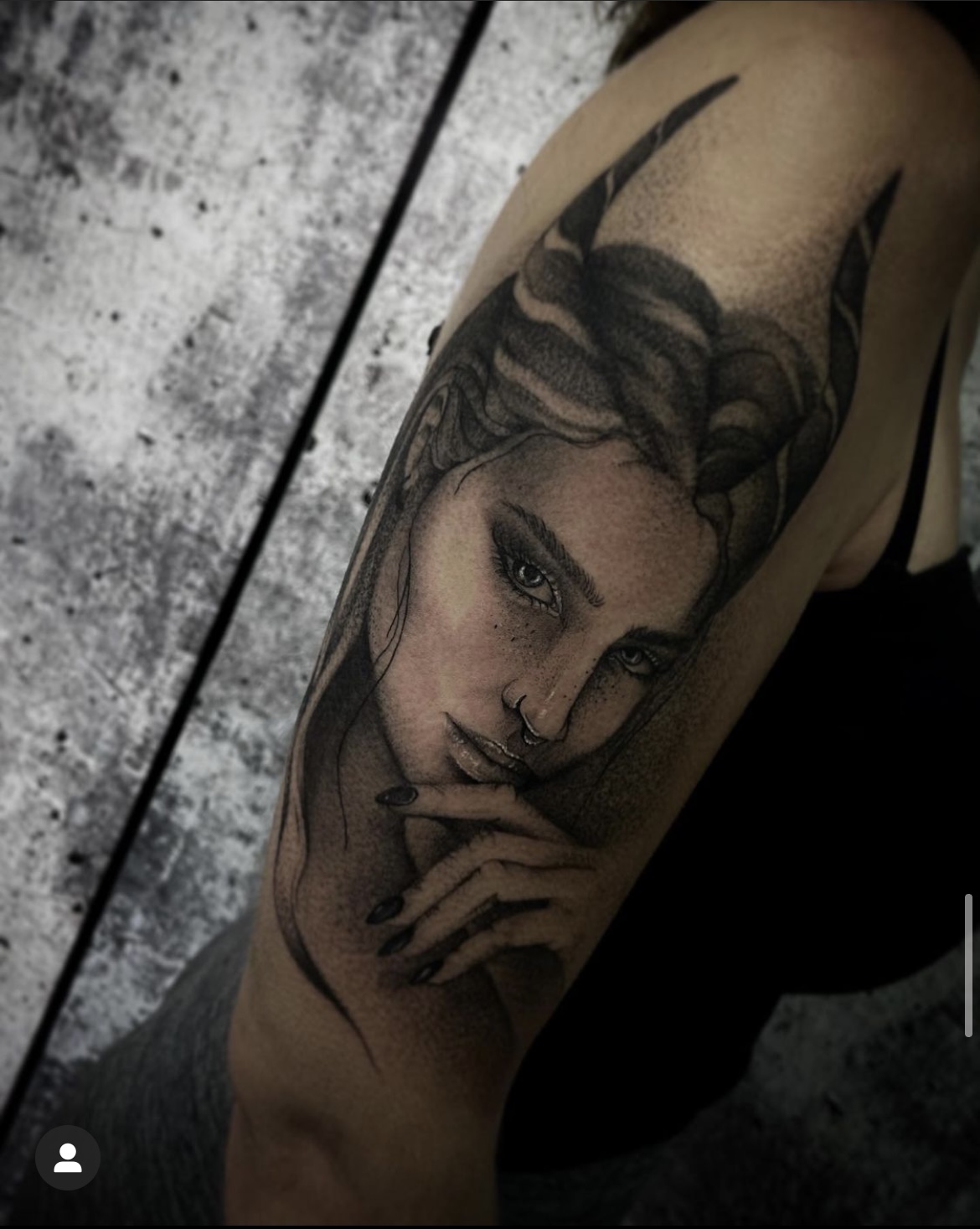 Tatuaż portretowy w technice black and grey wykonany w studiu Ciarki Dziarki